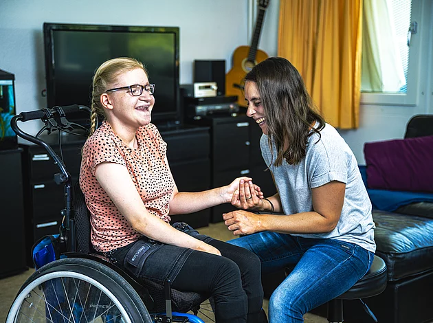 Schulinternat mit_ Menschen Nägel Lackieren mit Betreuer