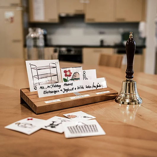 UK Unterstützte Kommunikaton Bilderkarten auf Tisch