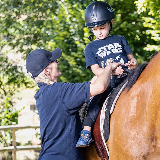 Hippotherapie Pferd mit Menschen
