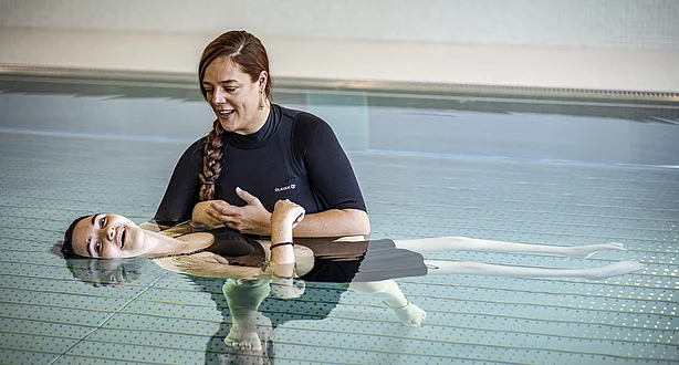 Bewegungsbad Therapiesituation mit Menschen