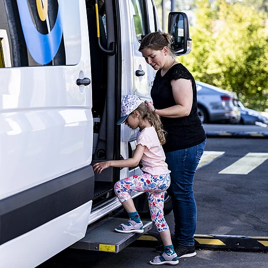 Schule mit Menschen Transport mit Bus