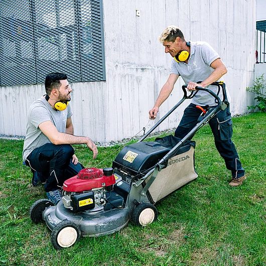 Arbeitspaltz mit IV Betriebsunterhalt Rasenmähen