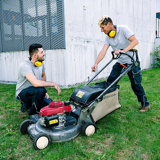 Arbeitspaltz mit IV Betriebsunterhalt Rasenmähen