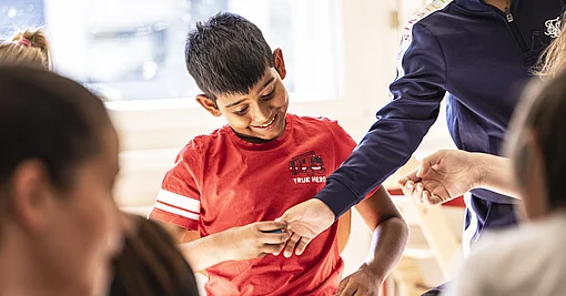 Schule mit Menschen Morgenkreis Schuelergruppe