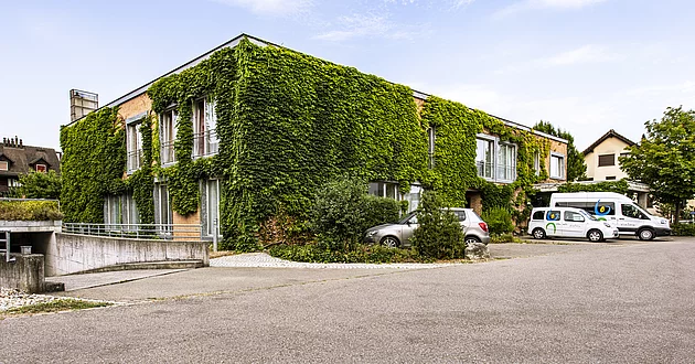 Niederhasli Gebäde Aussenansicht Eingang