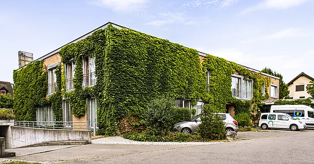 Niederhasli Gebäde Aussenansicht Eingang