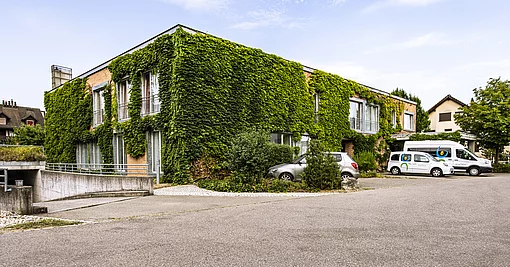 Niederhasli Gebäde Aussenansicht Eingang