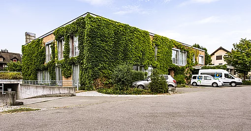 Niederhasli Gebäde Aussenansicht Eingang