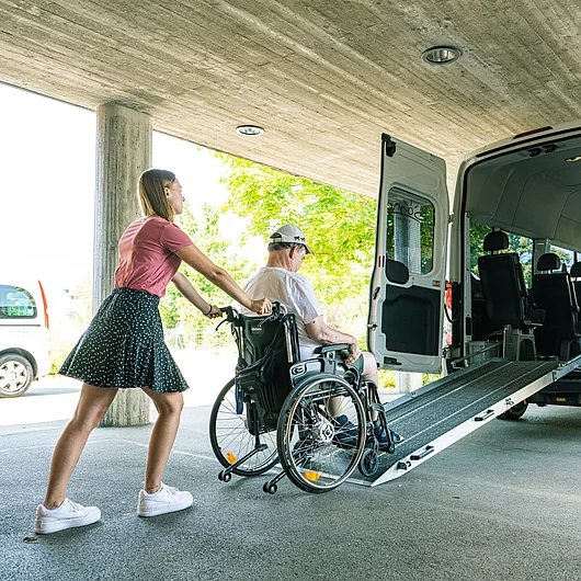 Niederhasli mit Menschen Alltagszene Transport