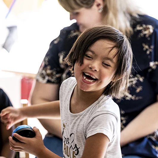 Schule mit Menschen Morgenkreis Schuelergruppe