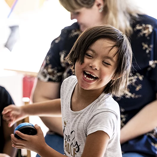 Schule mit Menschen Morgenkreis Schuelergruppe