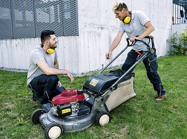 Arbeitspaltz mit IV Betriebsunterhalt Rasenmaehen