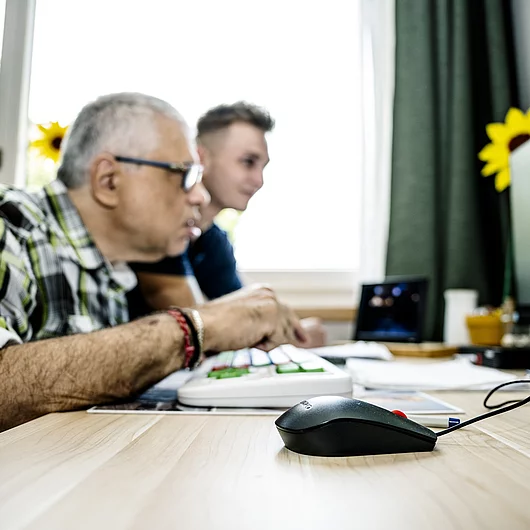 Niederhasli Klient arbeitet am PC