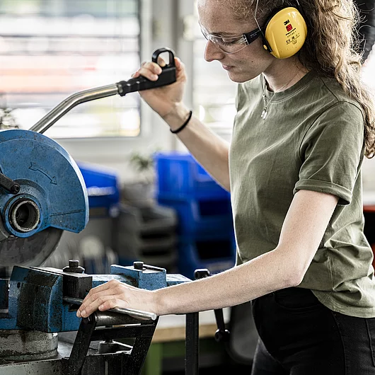 Montage Mechanik Metallsaegen Betreuungsituation