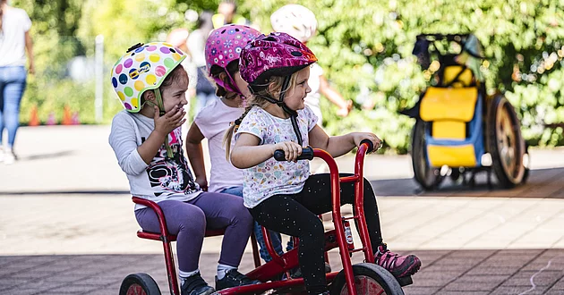 Kindergarten mit Menschen Pausenplatz