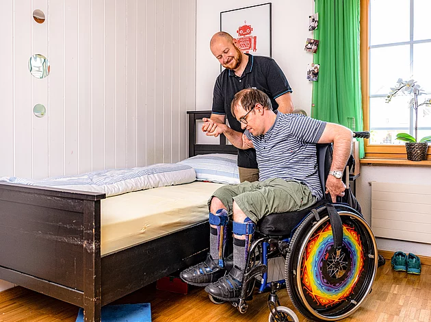 Kinaesthetik Transfer von Rollstuhl auf Bett