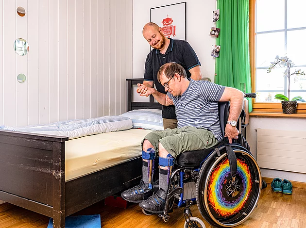 Kinaesthetik Transfer von Rollstuhl auf Bett