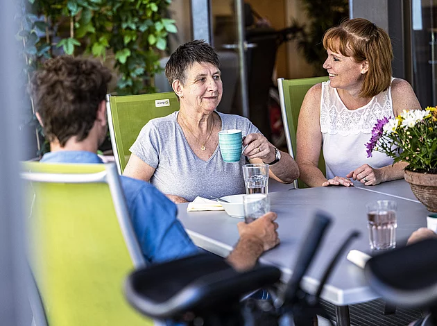 Niederhasli mit Menschen Alterswohnen Alltagszene Kaffe und Kuchen