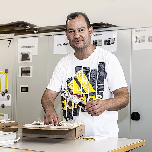 Versand Verpackung Geschenkskisten Verpacken ZueriKiste Roger Rebecca