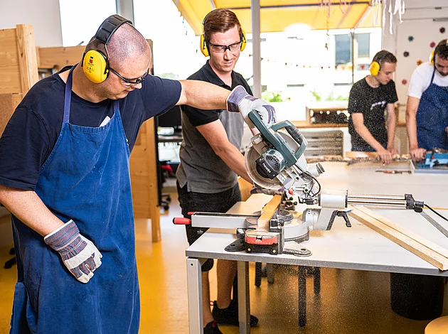 Corporate Menschen Atelier Eiche Sägen Werken
