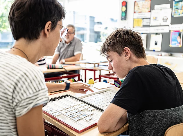 Schule mit Menschen Obertufe Klassengruppe