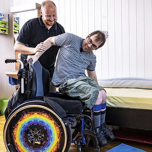 Kineasthetik Transfer von Rollstuhl auf Bett