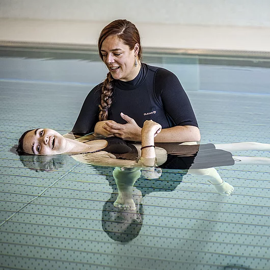 Bewegungsbad Therapiesituation mit Menschen