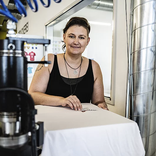 Druckerei Thermodruck Textil mit Menschen und Details