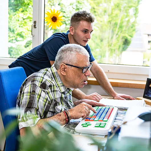 Niederhasli Klient arbeitet am PC
