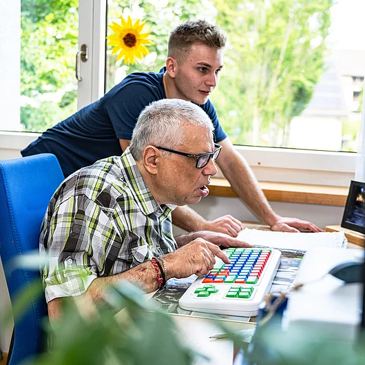 Niederhasli Klient arbeitet am PC