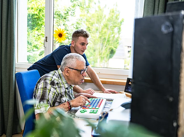 Niederhasli Klient arbeitet am PC