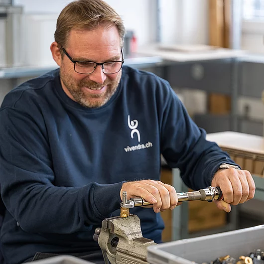 Montage Mechanik mit Menschen Magnetventil montieren