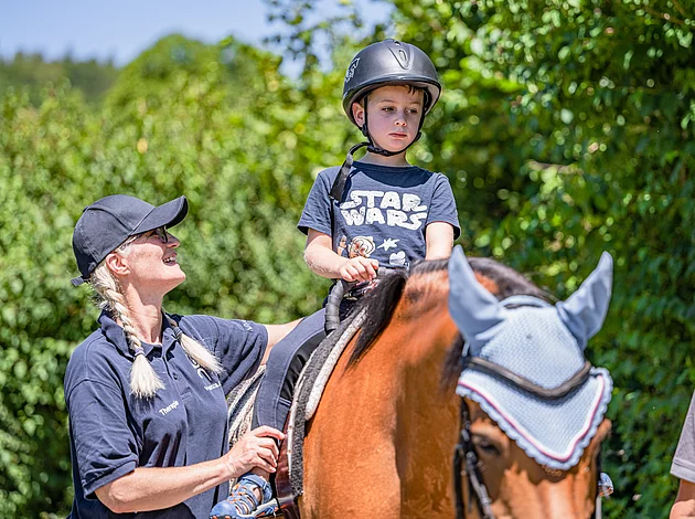 Hippotherapie Pferd mit Menschen