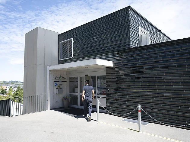 Gebäuude Haus A & C_Hauseingang Tafeln