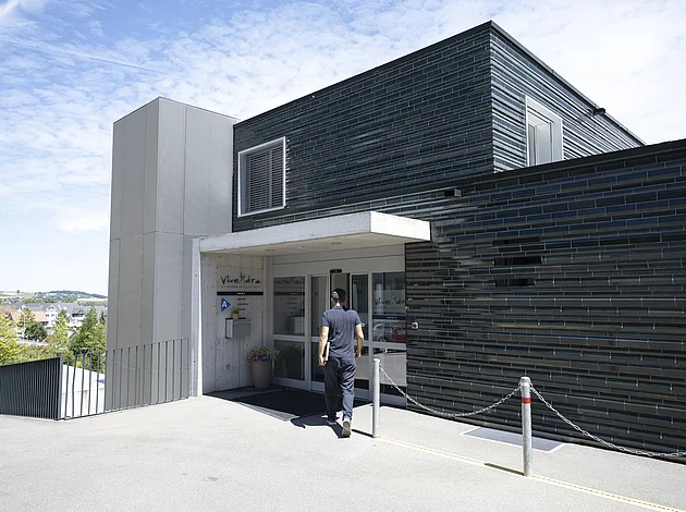 Gebäuude Haus A & C_Hauseingang Tafeln