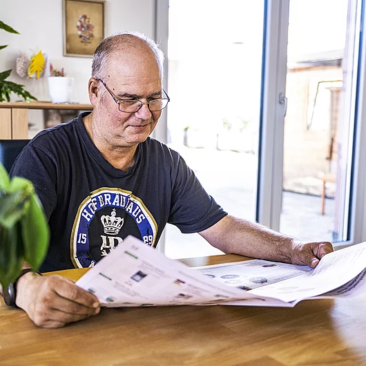 Corporate mit Menschen BWG Wohnsituation Zeitunglesen Urs