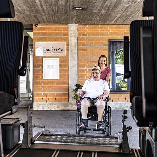 Niederhasli mit Menschen Alltagszene Transport