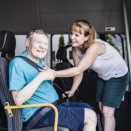 Niederhasli mit Menschen Alltagszene Transport