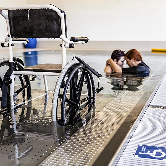 Bewegungsbad Therapiesituation mit Menschen
