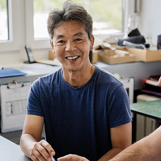 Druckerei mit Menschen Betreuungssituation Martino Yuichi Grafik