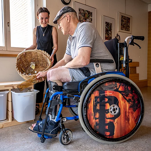 Niederhasli mit Menschen Alltagszene PET Mülltrennen