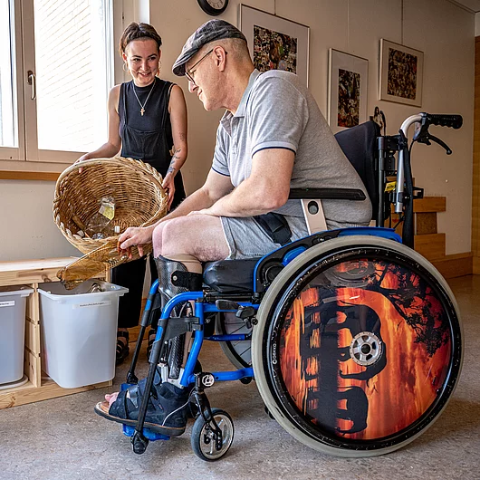 Niederhasli mit Menschen Alltagszene PET Mülltrennen