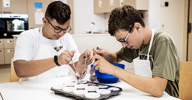 Schule mit Menschen backen Mehrzweckraum