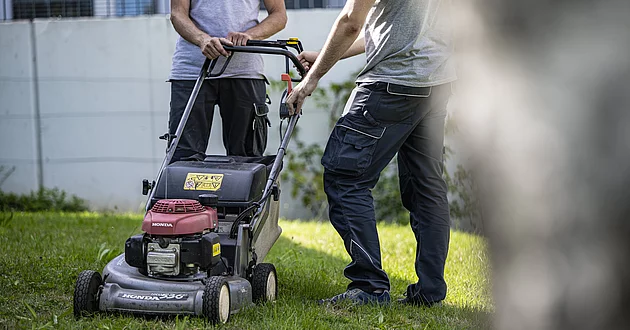 Arbeitspaltz mit IV Betriebsunterhalt Rasenmaehen