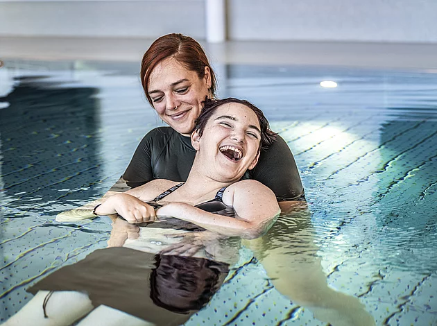 Bewegungsbad Therapiesituation mit Menschen