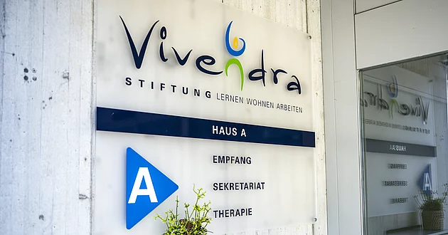 Gebäde_Haus A C Hauseingang Tafeln