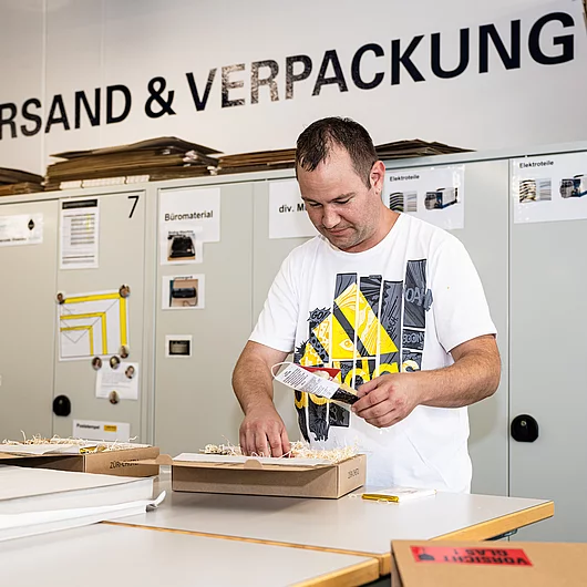 Versand Verpackung Geschenkskisten Verpacken ZüriKiste Roger Rebecca