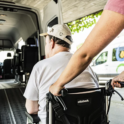 Niederhasli mit Menschen Alltagszene Transport