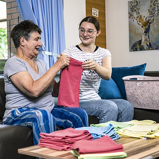 Niederhasli mit Menschen Alltagszene Wäsche Zusammenlegen
