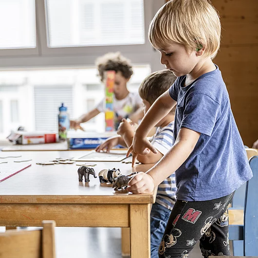 Integrative Kita mit Menschen Raum Giraffen Spielen Tierli am Tisch